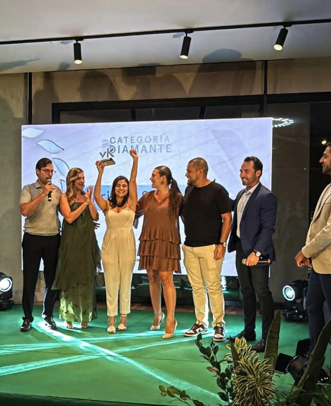 Pricila Santos no palco recebendo o selo Diamante 2025 do Vivapark, com o troféu erguido