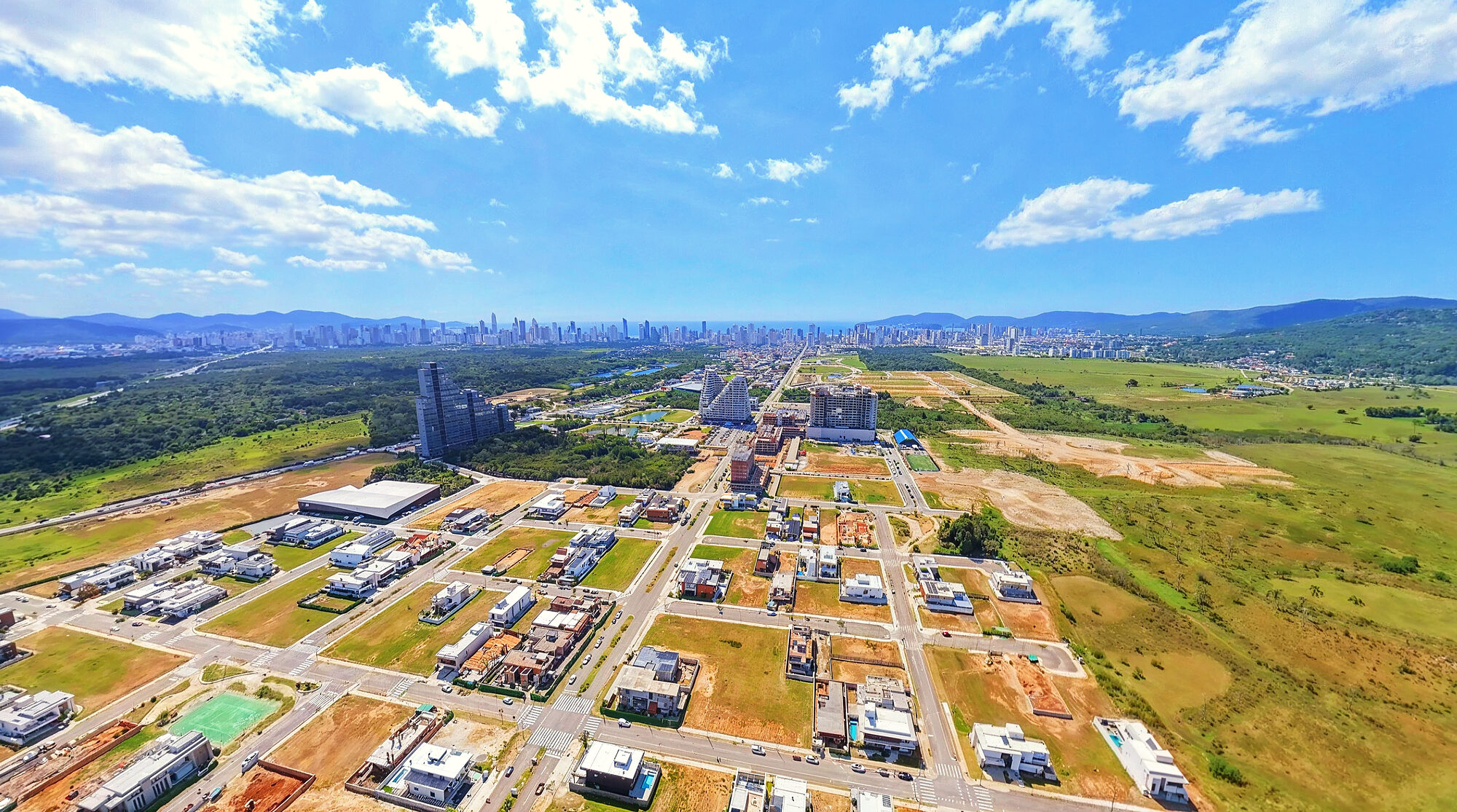 Vivapark Porto Belo em setembro de 2026, com as quadras de casas ocupadas e três prédios em obra