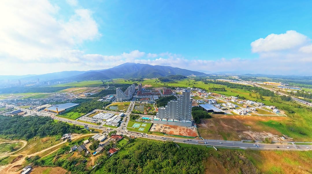 O Vivapark inteiro visto da BR-101, com a serra atrás, setembro de 2026