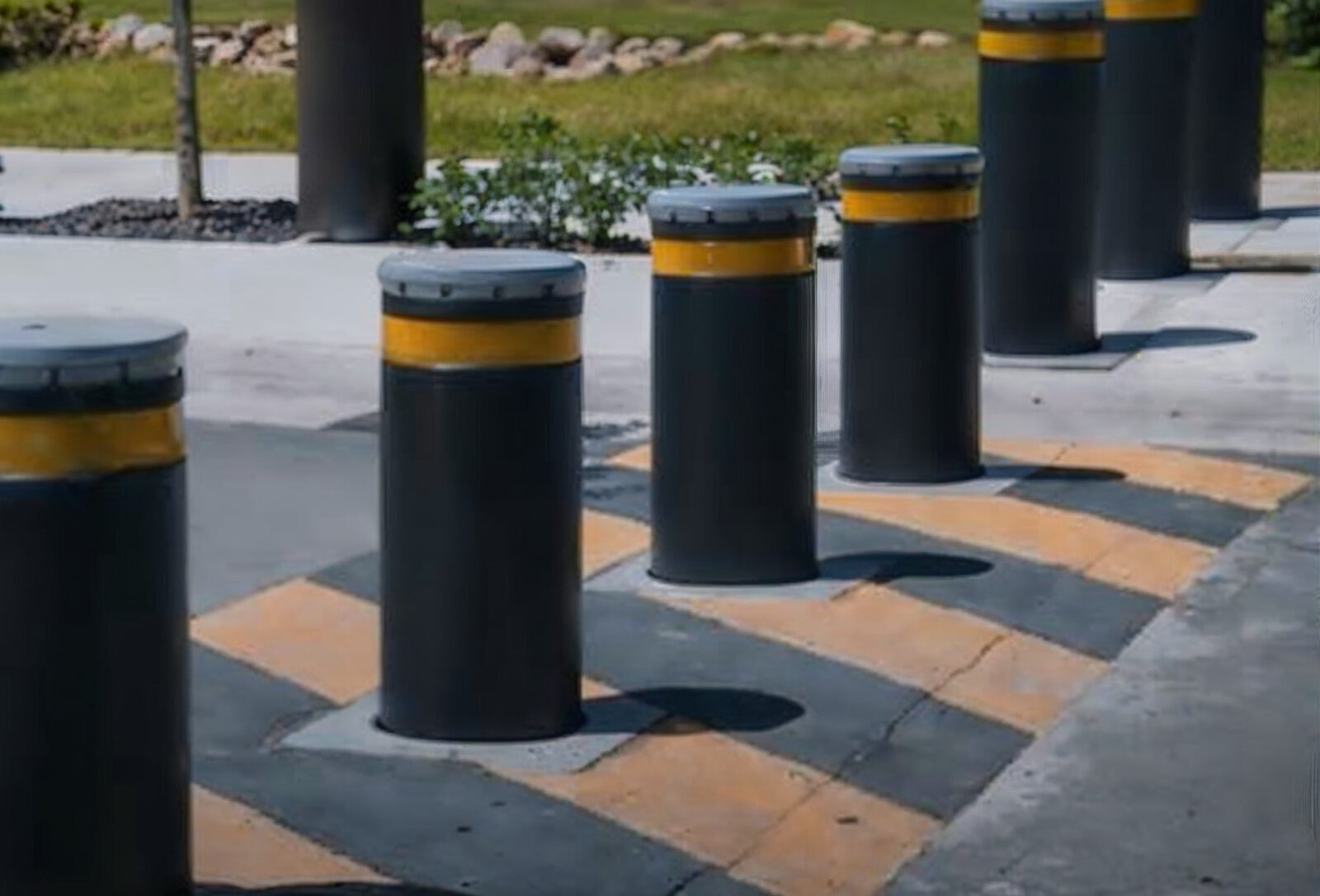 Bollards automatizados na entrada de uma rua do Vivapark Porto Belo