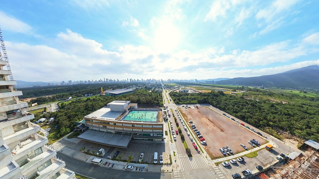 Colégio Bom Jesus com a quadra no terraço e o Perequê ao fundo