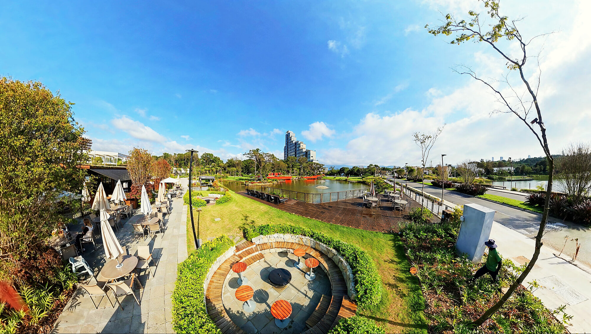 Espaço Gastronomia com a fogueira e o deck do lago, setembro de 2026