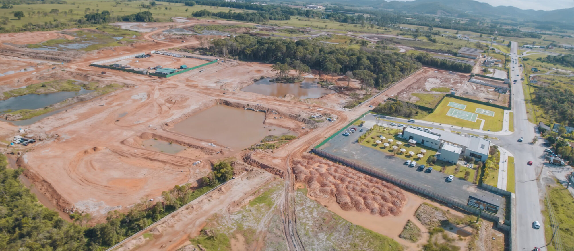 Central de vendas do Vivapark em 2021, sozinha na terraplenagem, com o heliponto