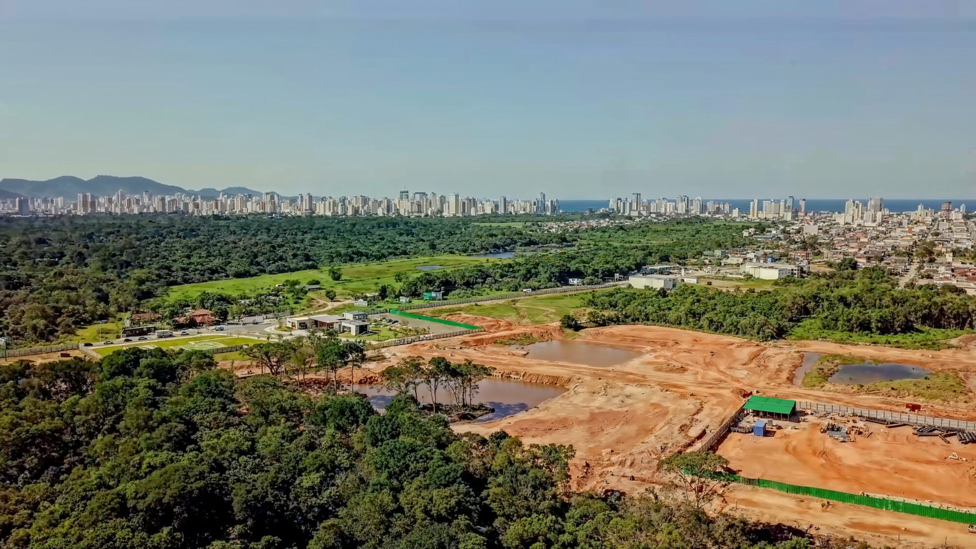 Vivapark Porto Belo em 2021: terraplenagem e a central de vendas, com o Balneário Perequê ao fundo