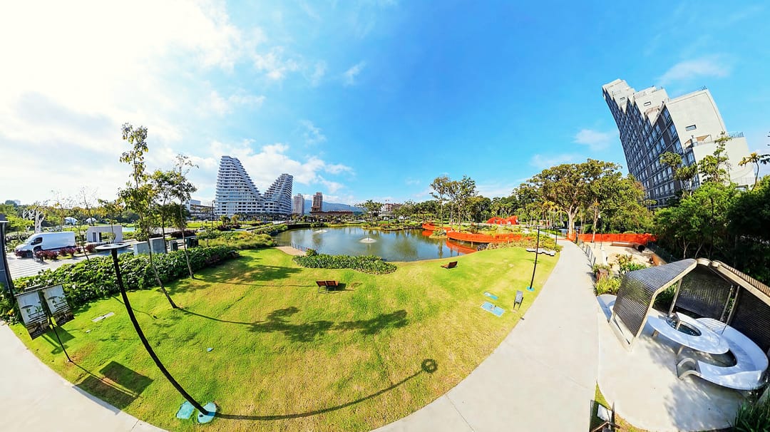 O gramado do parque entre o Vista Jardins e o Vértice · Vivapark Porto Belo