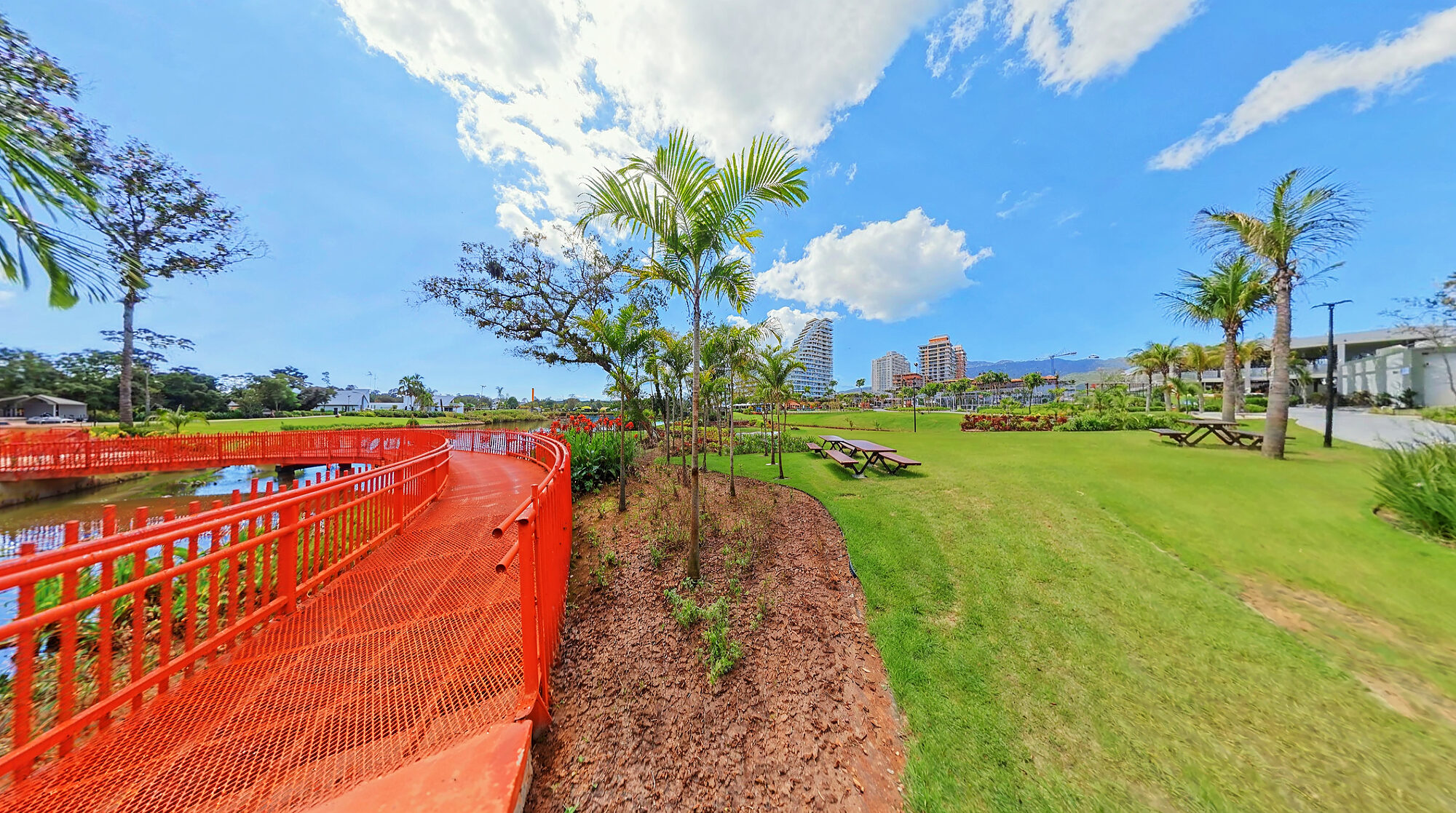 Passarela laranja sobre o lago do parque do Vivapark, setembro de 2026