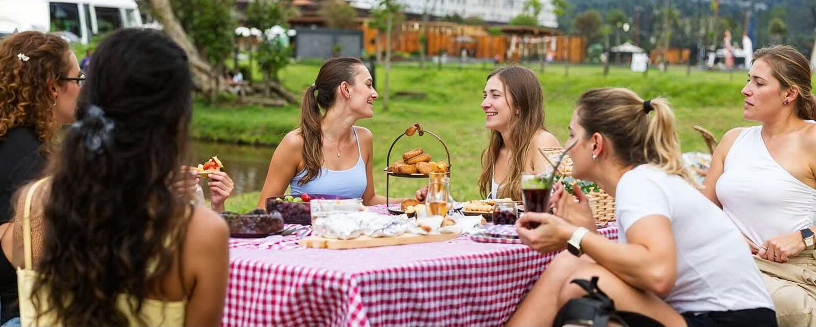 Amigas fazendo piquenique no parque do Vivapark