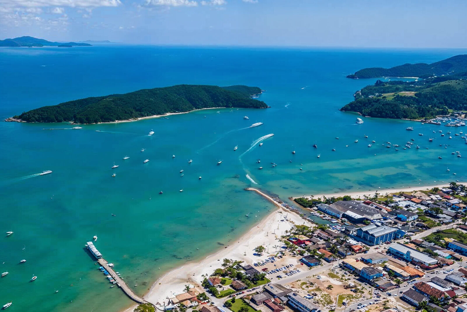 Baía de Porto Belo vista de cima, com a ilha, os barcos e a praia central