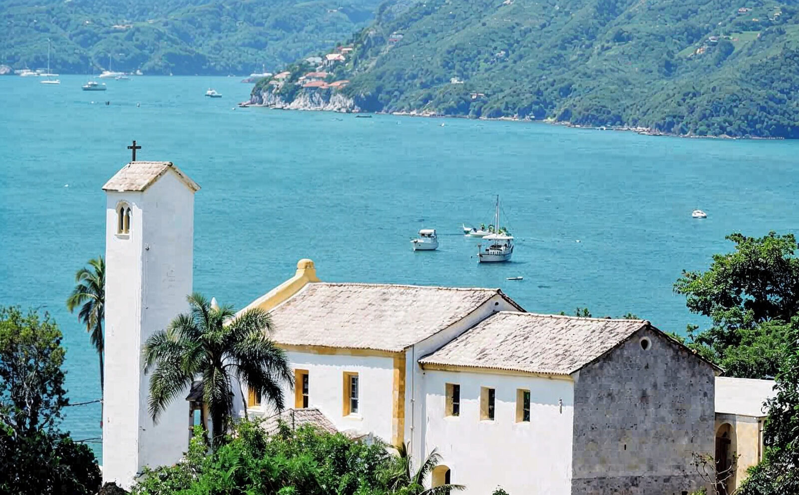 Igreja histórica de Porto Belo diante da baía