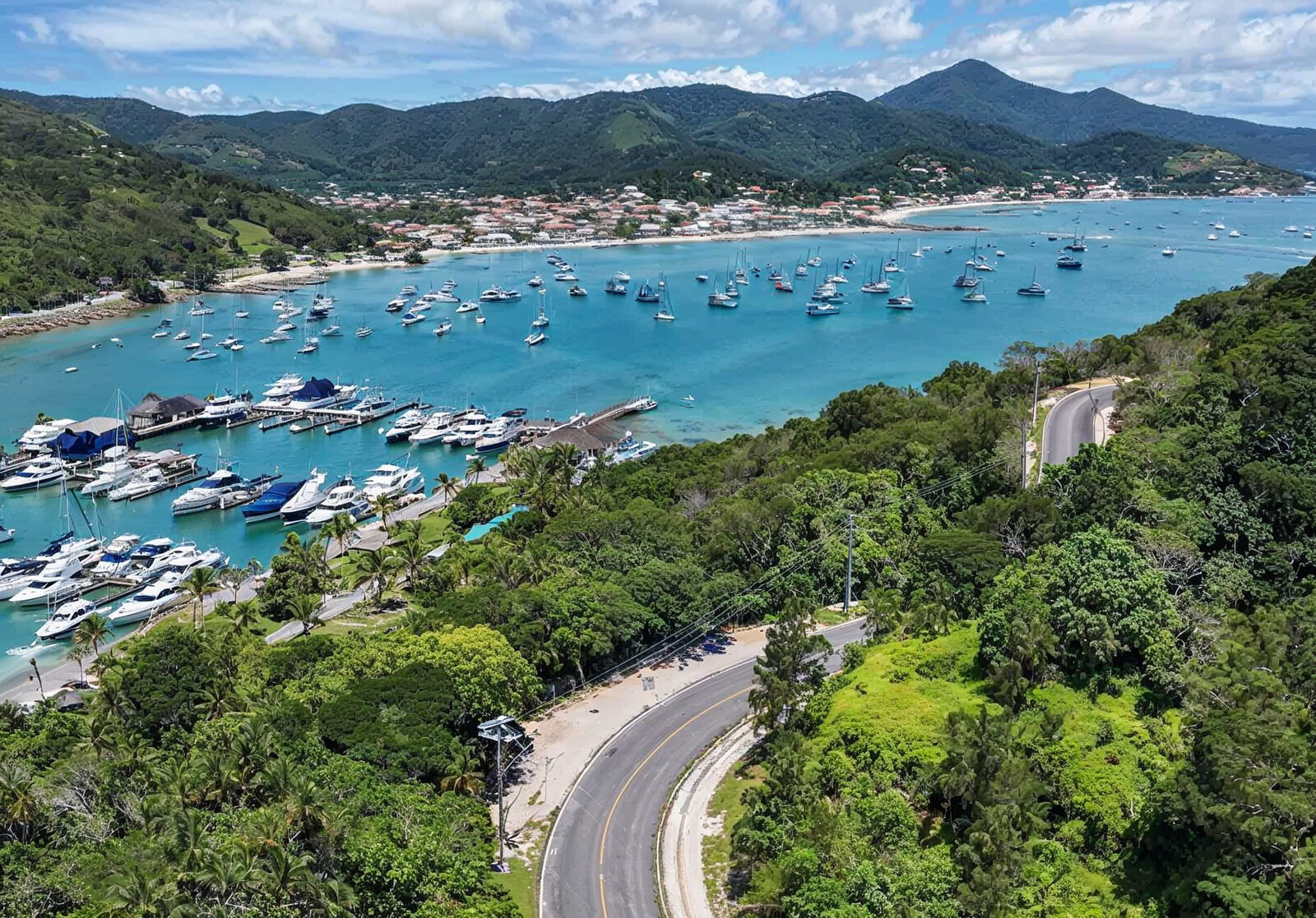 Marina da enseada de Caixa d'Aço em Porto Belo