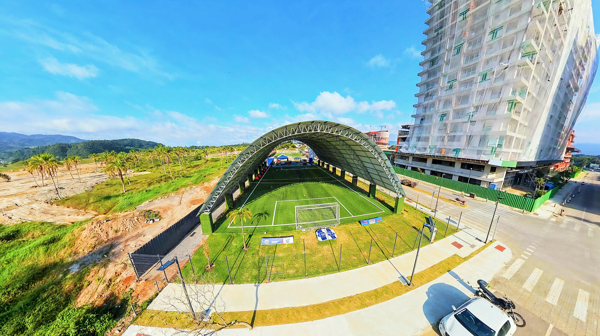 Campo coberto da PSG Academy no Vivapark, setembro de 2026