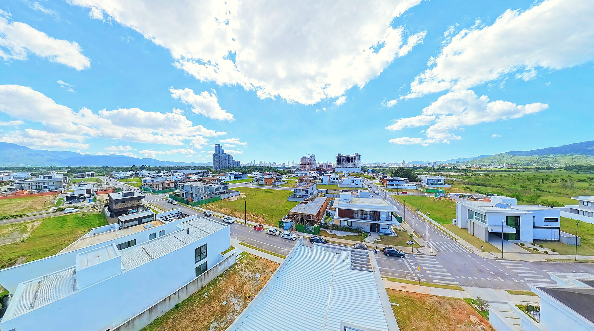 Rua de casas da fase 1 do Vivapark, sem muros, setembro de 2026