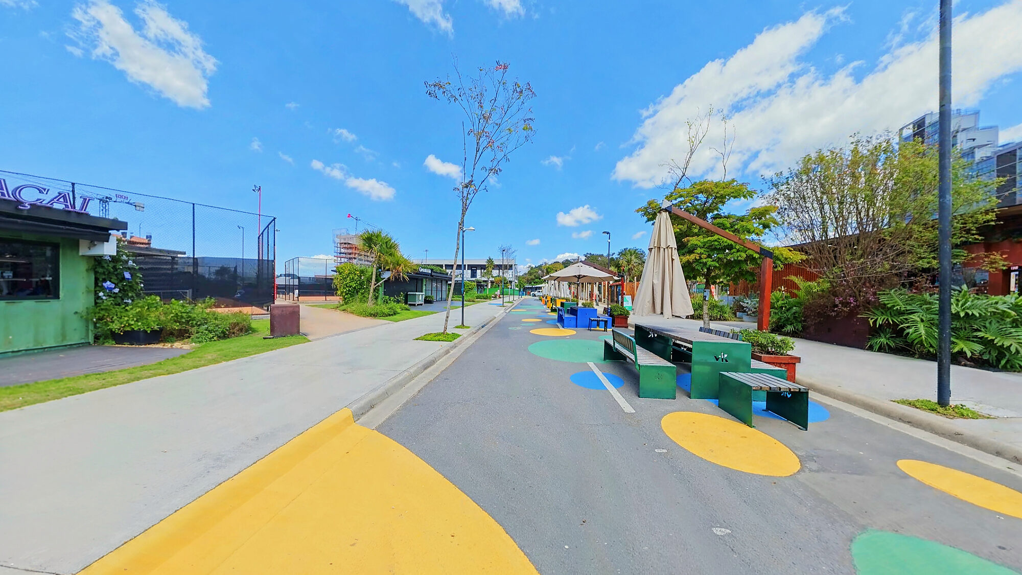 Rua do lazer da fase 1, com piso pintado e bancos, setembro de 2026