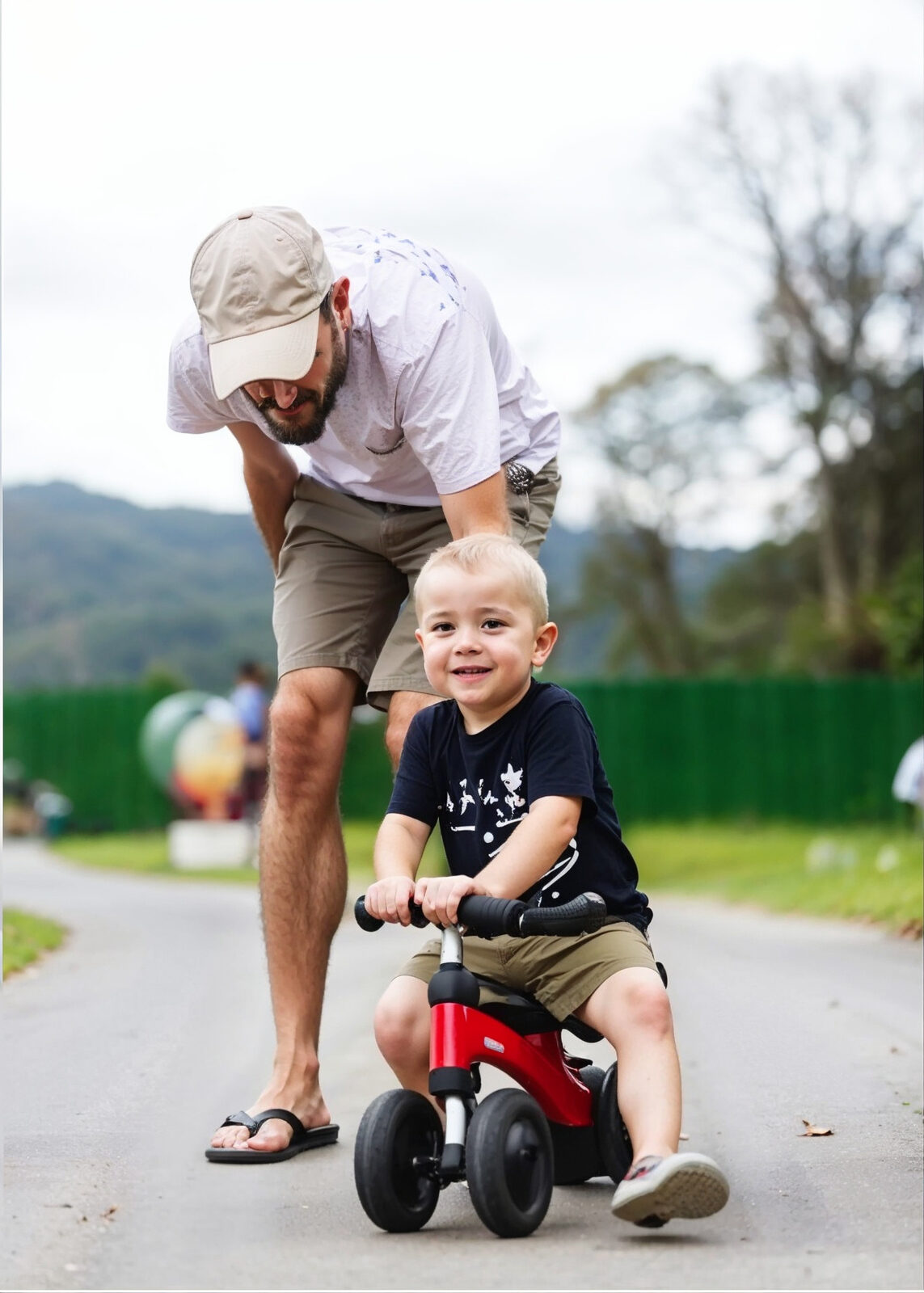 Pai com filho pequeno num triciclo no parque do Vivapark