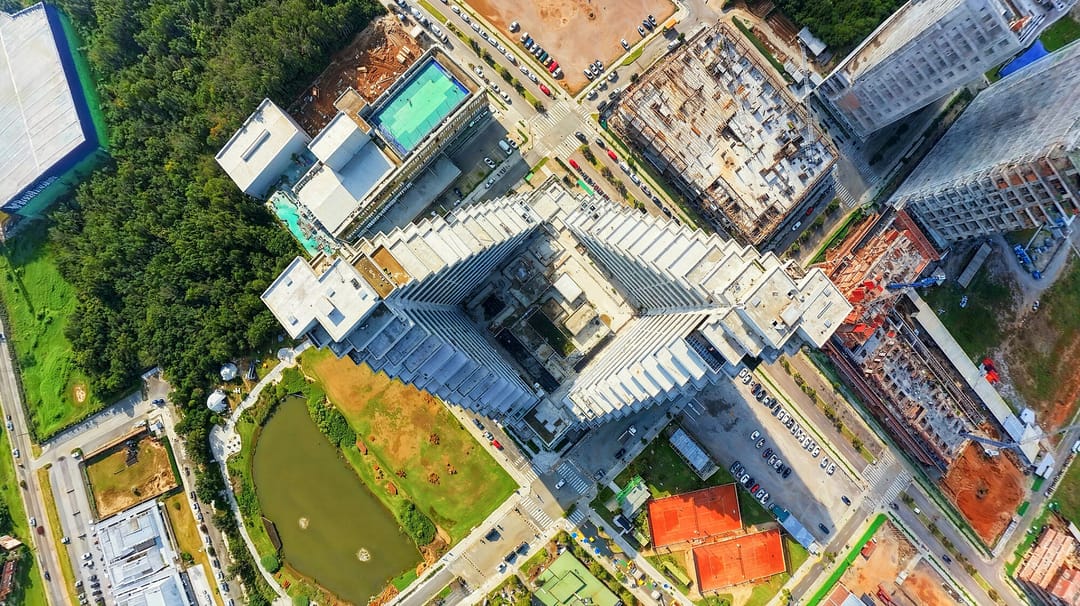 O Vértice visto de cima: as duas pirâmides, o Bom Jesus, o lago e as quadras em volta · Vivapark Porto Belo