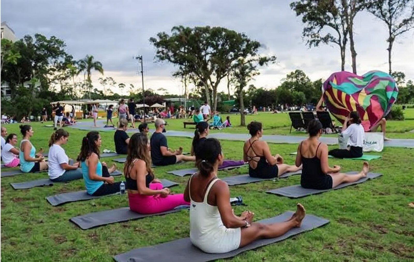 Aula de yoga no gramado do parque do Vivapark