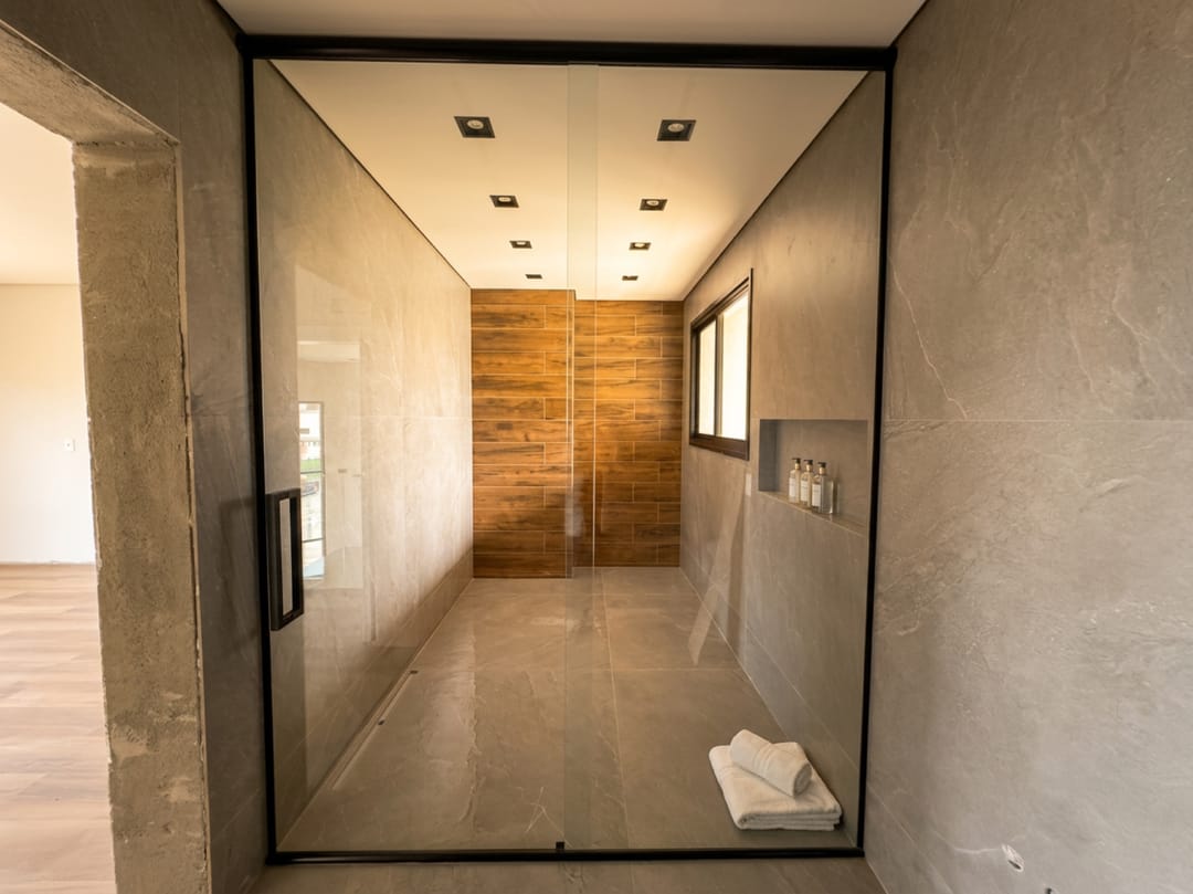 Suite 1 bathroom · Casa Riviera · Vivapark Porto Belo