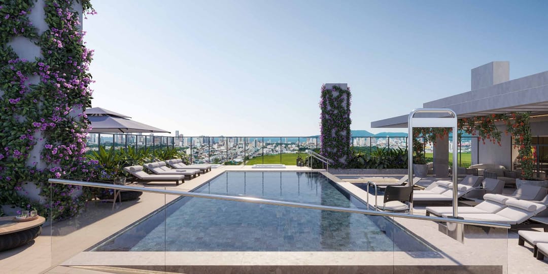 Piscina externa no rooftop, com vista para o bairro · Ventura · Vivapark Porto Belo